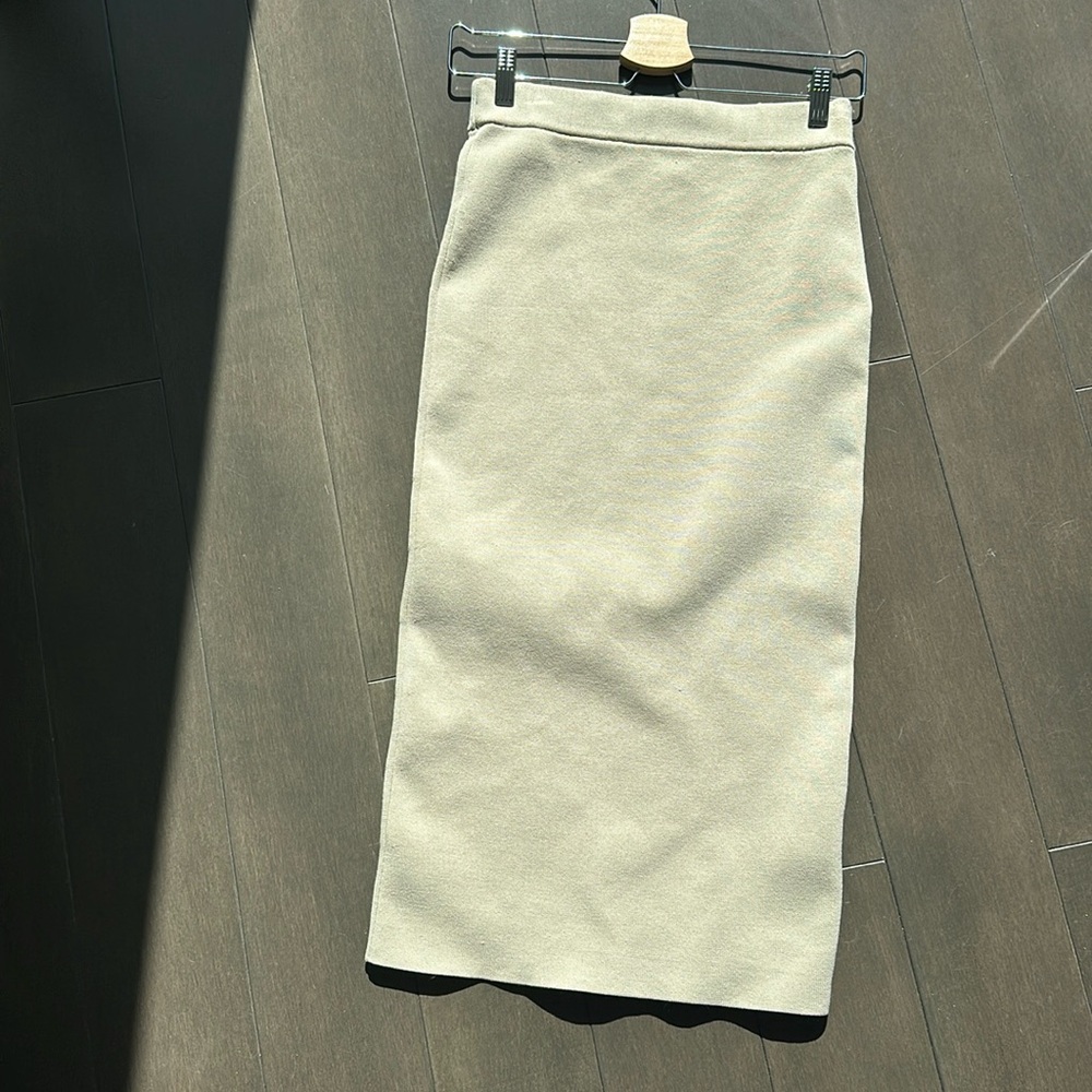 Aritzia sculpt knit skirt in bone color